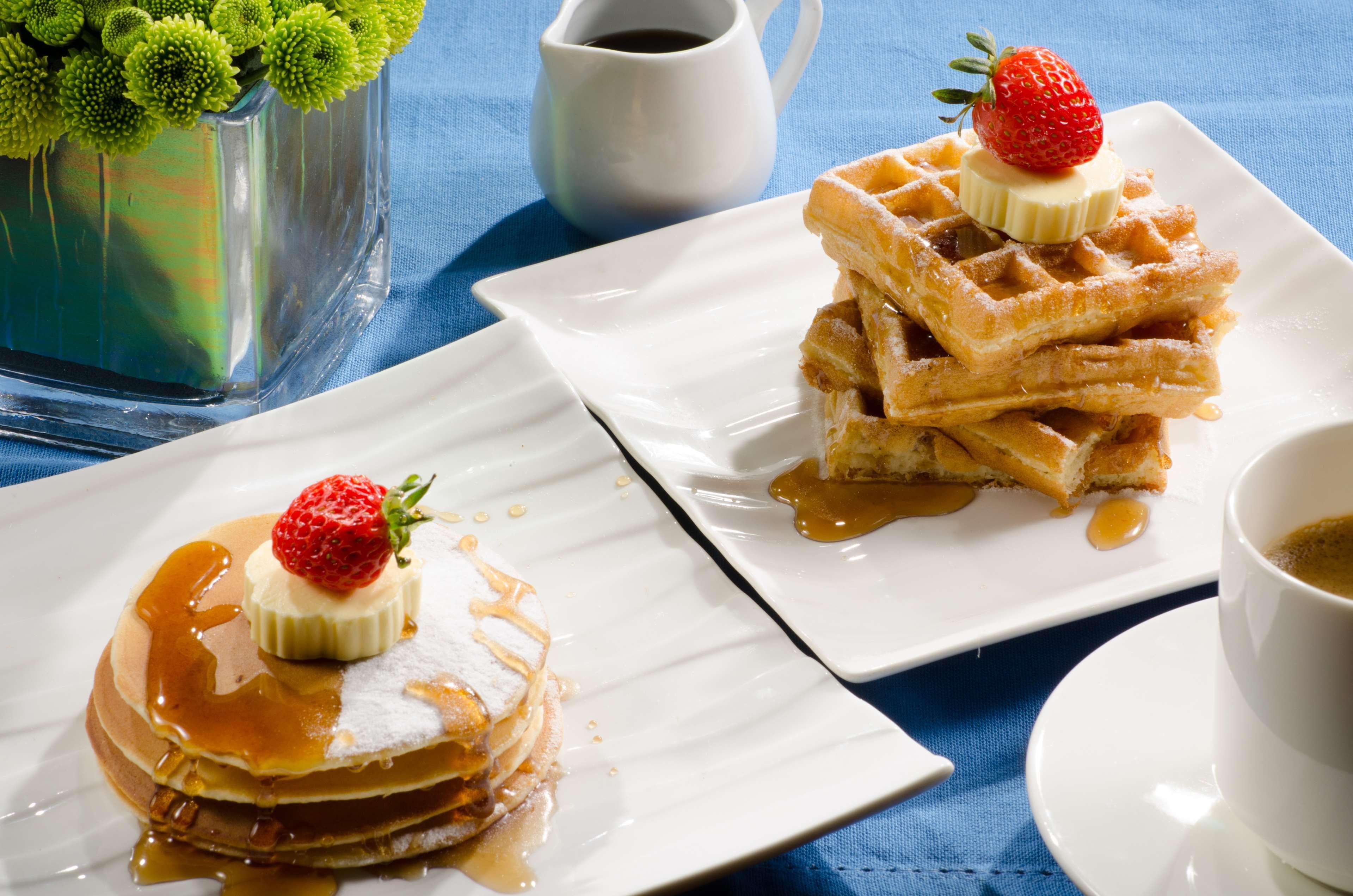 Hyatt Regency Kinabalu Hotel Кота Кинабалу Екстериор снимка A stack of waffles