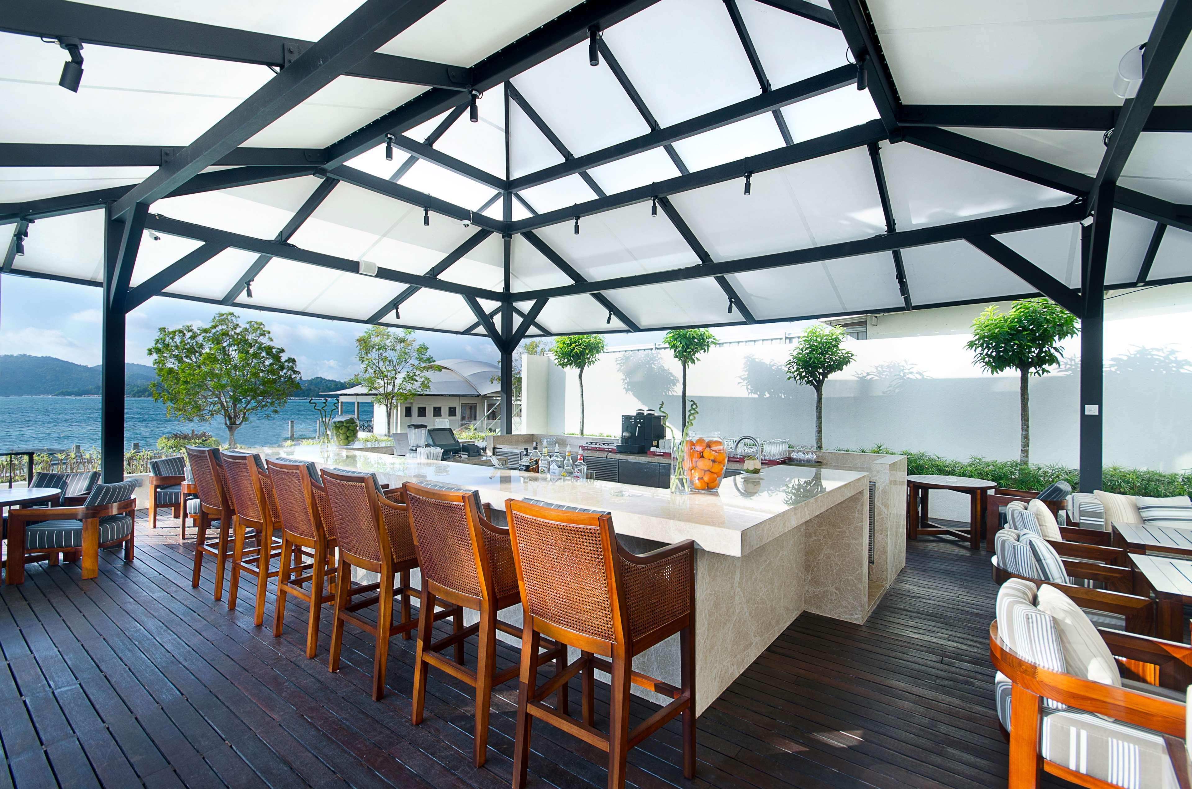 Hyatt Regency Kinabalu Hotel Кота Кинабалу Екстериор снимка The Sky Bar