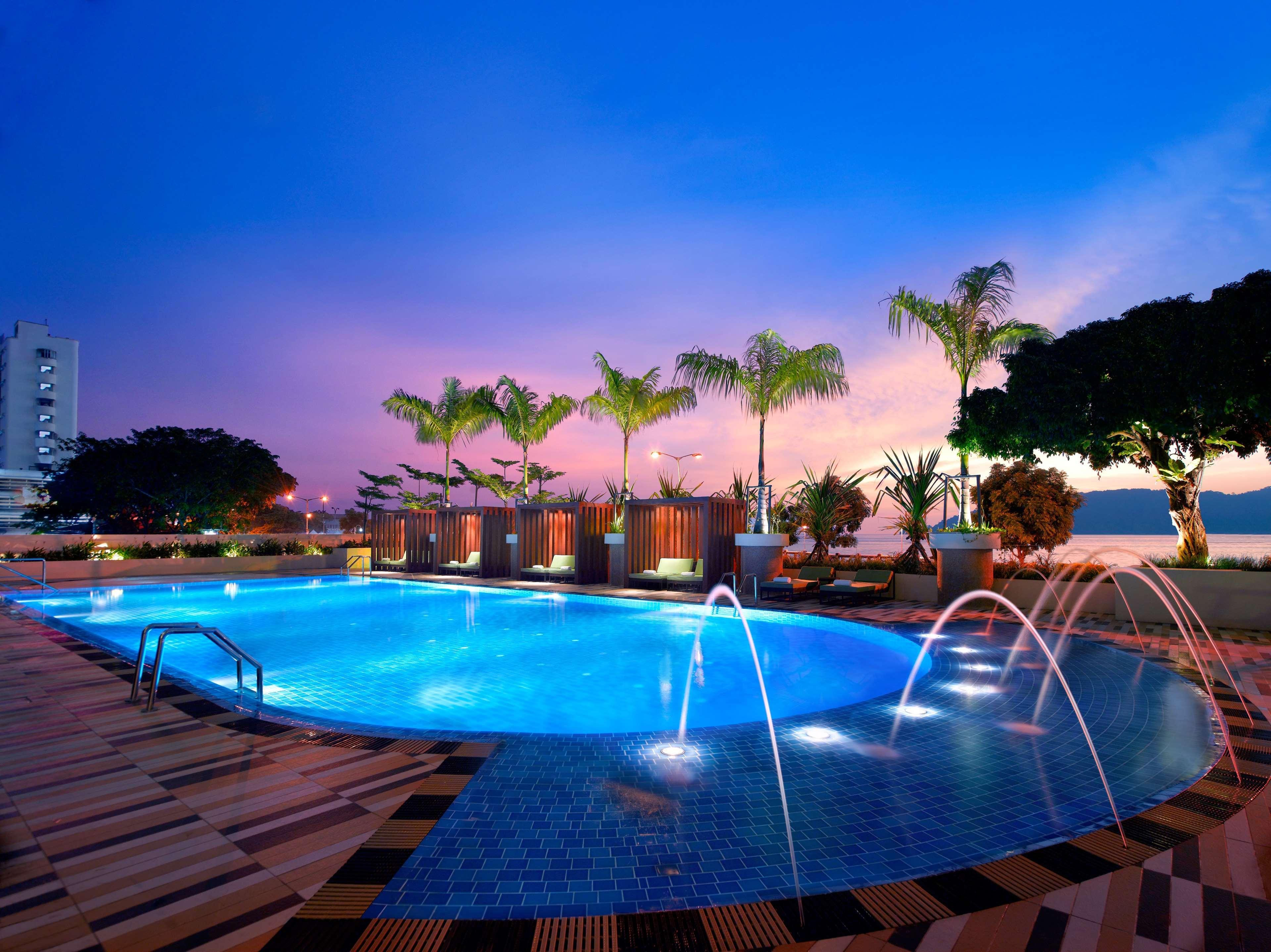 Hyatt Regency Kinabalu Hotel Кота Кинабалу Екстериор снимка The swimming pool at the hotel