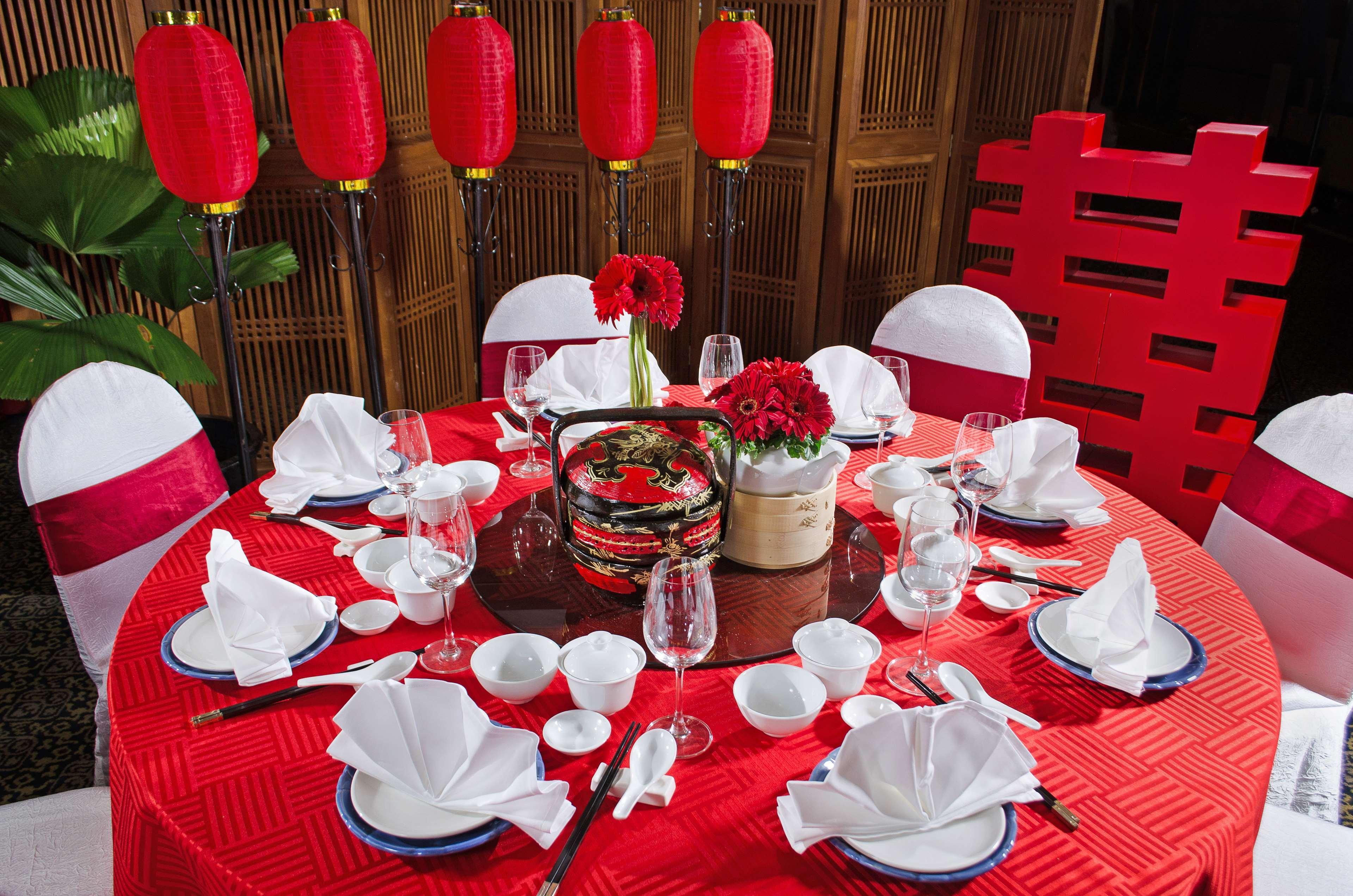 Hyatt Regency Kinabalu Hotel Кота Кинабалу Екстериор снимка A table set for a Chinese wedding banquet