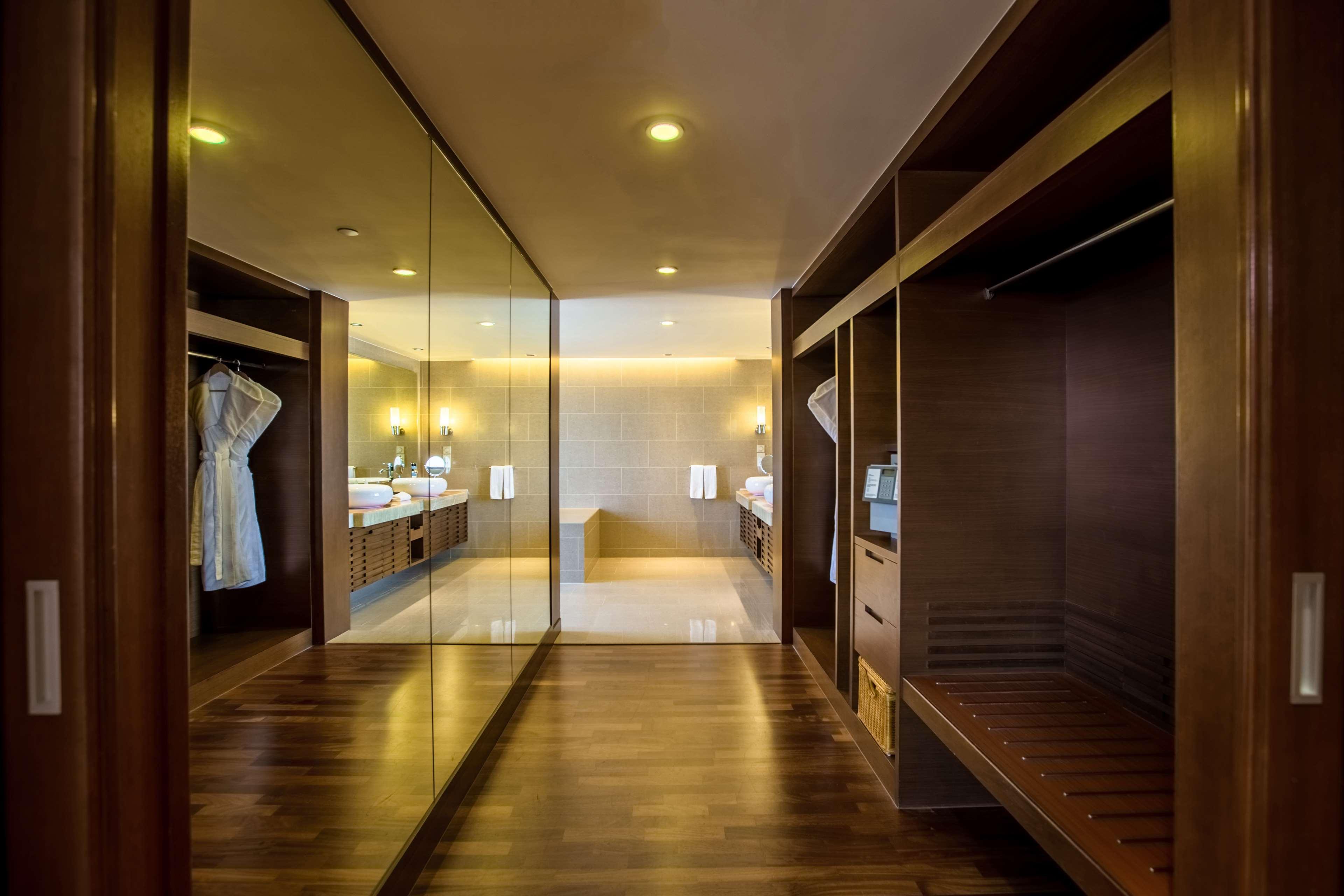 Hyatt Regency Kinabalu Hotel Кота Кинабалу Екстериор снимка A walk-in closet
